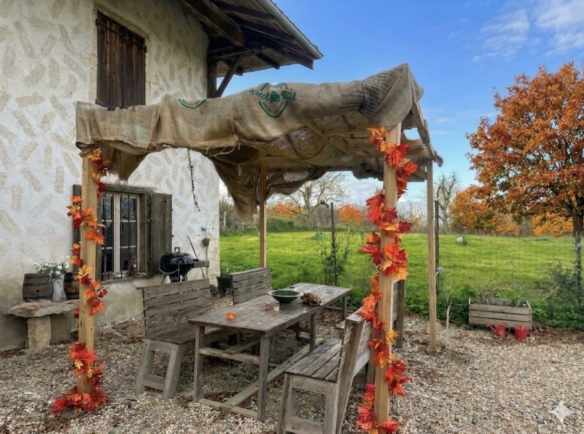 Pergola d'automne avec table extérieure – Gîte Les Pétillières