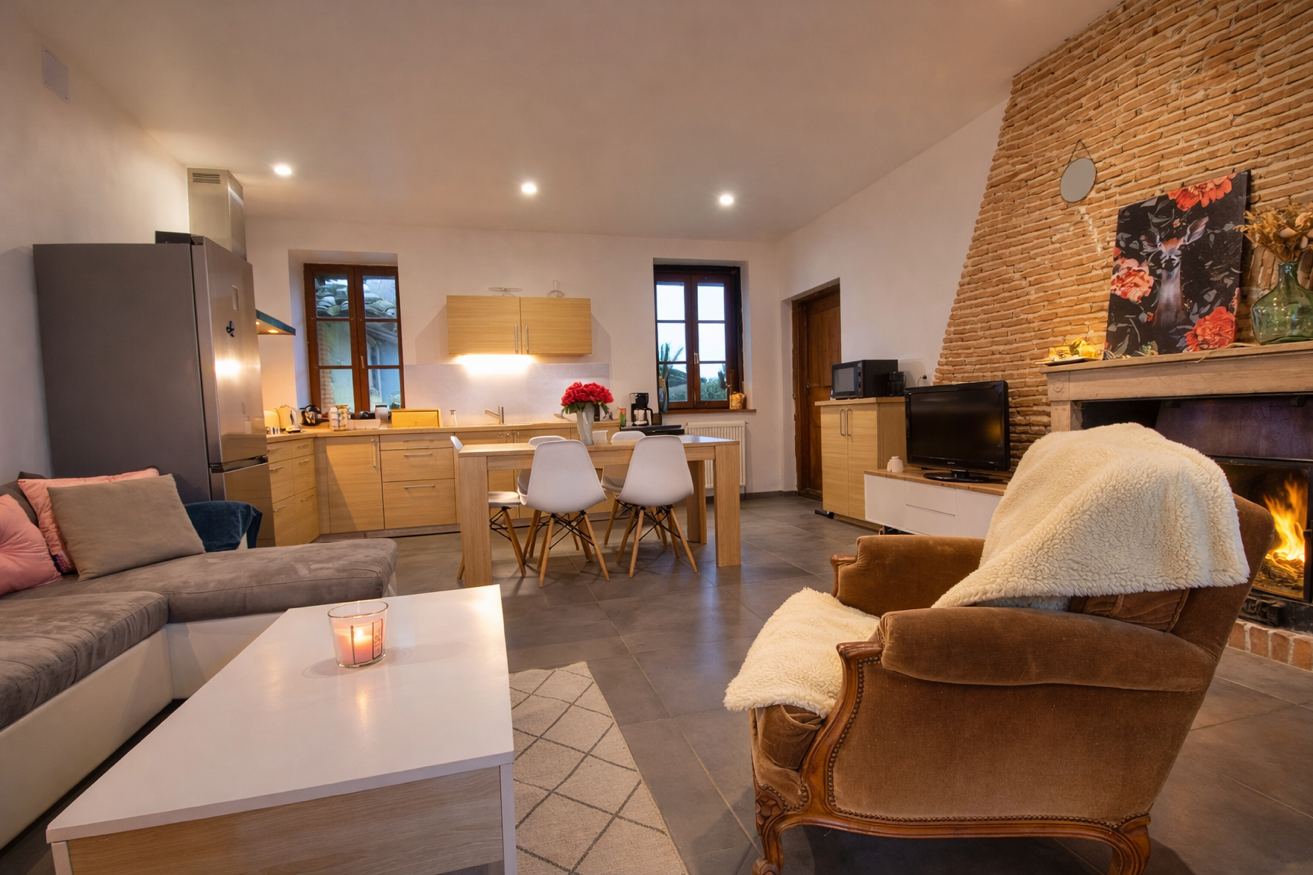 Séjour et cuisine avec cheminée – Gîte Les Pétillières